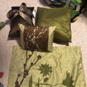 Comforter and accessories for queen size bed
